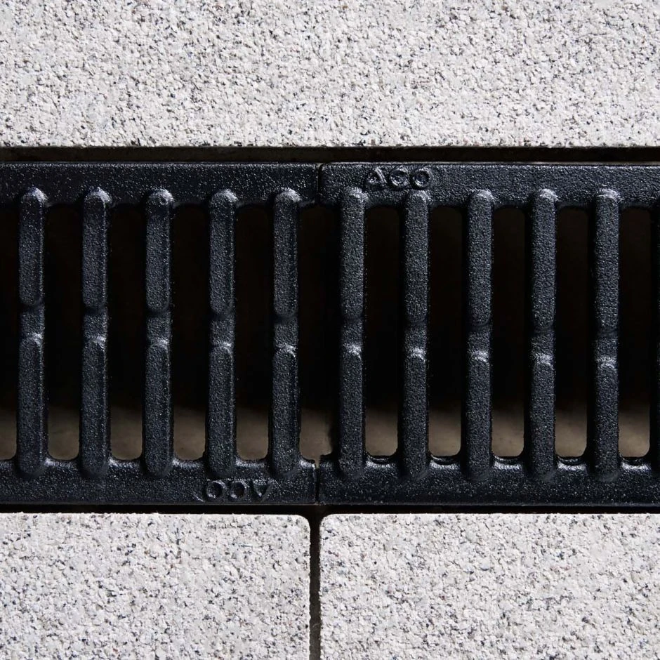 ACO Self Euroline Entwässerungsrinne Mit Stutzen Und Gussrost – Bild 3