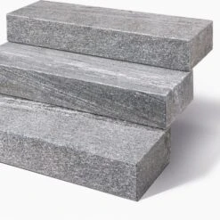 Seltra Natursteine Blockstufe BIASCA EXACTA Satiniert Gneis Silbergrau-liniert